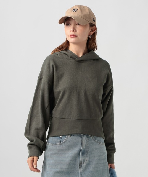 BAYFLOW（ベイフロー）の「[こだわりのフードシルエット]ショートスウェットフーディー（パーカー・レディース・グレー/チャコール/レッド・FREE）」の3枚目の写真