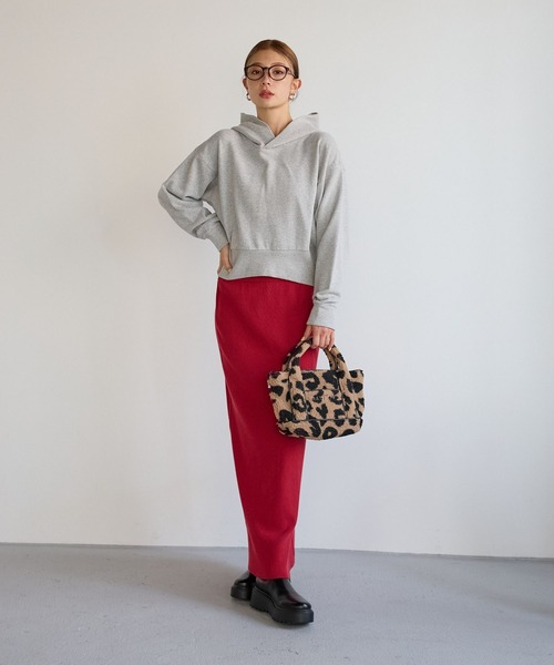 BAYFLOW（ベイフロー）の「[こだわりのフードシルエット]ショートスウェットフーディー（パーカー・レディース・グレー/チャコール/レッド・FREE）」の5枚目の写真