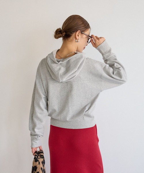 BAYFLOW（ベイフロー）の「[こだわりのフードシルエット]ショートスウェットフーディー（パーカー・レディース・グレー/チャコール/レッド・FREE）」の8枚目の写真