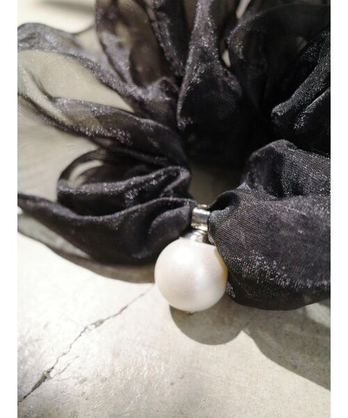 EATME（イートミー）の「ポイントフェイクパールオーガンジーシュシュ（シュシュ・レディース・ブラック・FREE）」の2枚目の写真