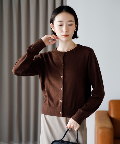 amini（アミニ）の「クルーネックニットカーディガン（カーディガン/ボレロ・レディース・ホワイト/ブラウン/レッド/グレー/ブラック・MEDIUM）」の4枚目の写真