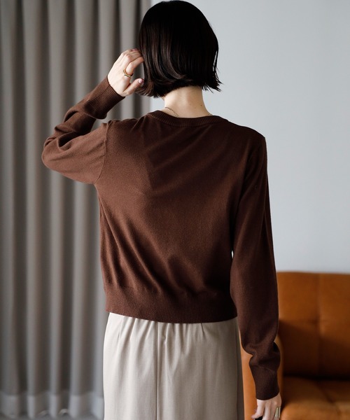 amini（アミニ）の「クルーネックニットカーディガン（カーディガン/ボレロ・レディース・ホワイト/ブラウン/レッド/グレー/ブラック・MEDIUM）」の11枚目の写真