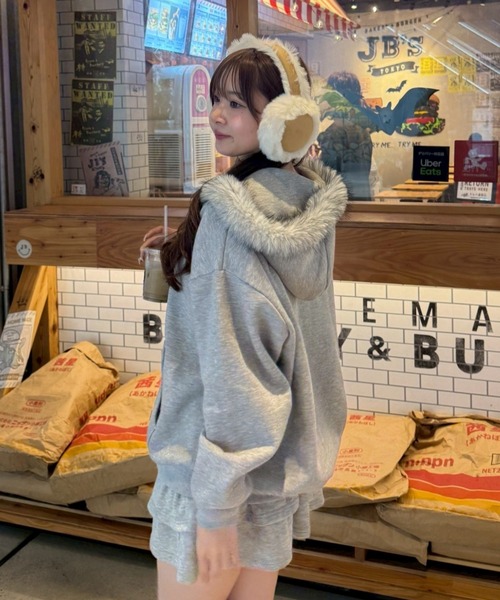 continuer de NICE CLAUP(コンティニューデナイスクラップ)の「ラメキラキラファーパーカー(パーカー・レディース・ブラック/トップグレー/オフホワイト/ピンク/サックスブルー・FREE)」の16枚目の写真
