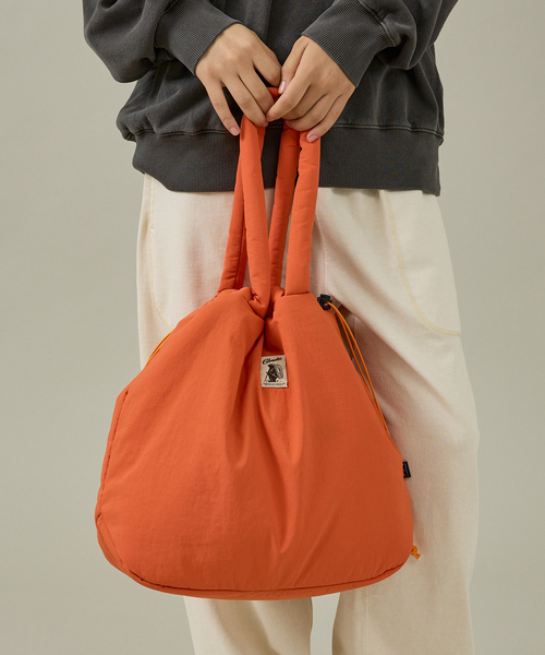 ABAHOUSE（アバハウス）の「【COBMASTER/コブマスター】PADDED-MUFFIN DRAWSTRING TOTE/パデットバッグ/パッファー/ユニセックス【WEB限定】（トートバッグ・メンズ・オレンジ/ライトベージュ/ブラック・フリー）」の3枚目の写真