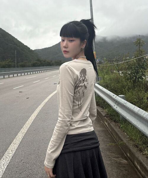 GRAVER（グレーバー）の「[ユニセックス]WINGS ヘンリーネック ロングスリーブ Tシャツ_3カラー（Tシャツ/カットソー・レディース・ベージュ/チャコール/ブラック・MEDIUM/LARGE）」の12枚目の写真