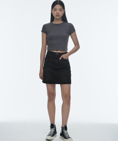 MUSINSA STANDARD WOMAN（ムシンサスタンダードウーマン）の「ウィメンズスリムクロップクルーネックTシャツ[ダークグレー]（Tシャツ/カットソー・レディース・その他・SMALL/MEDIUM/LARGE/X-SMALL）」の2枚目の写真