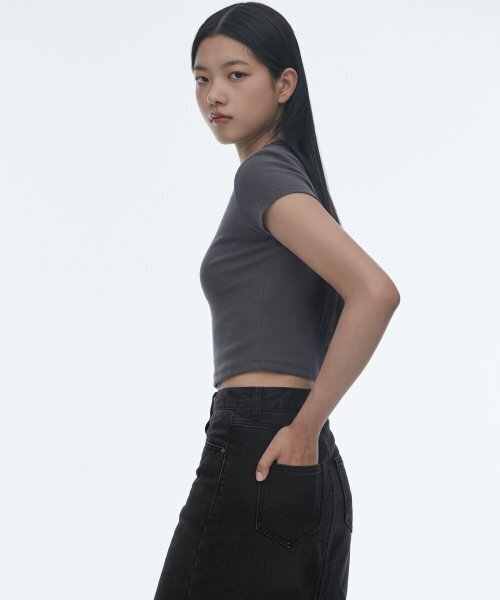 MUSINSA STANDARD WOMAN（ムシンサスタンダードウーマン）の「ウィメンズスリムクロップクルーネックTシャツ[ダークグレー]（Tシャツ/カットソー・レディース・その他・SMALL/MEDIUM/LARGE/X-SMALL）」の3枚目の写真