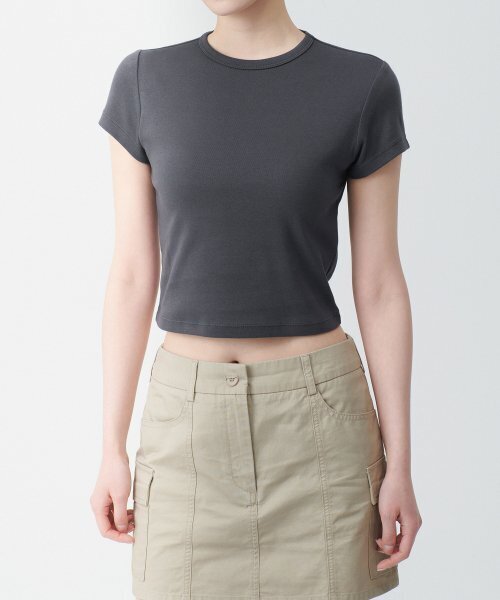 MUSINSA STANDARD WOMAN（ムシンサスタンダードウーマン）の「ウィメンズスリムクロップクルーネックTシャツ[ダークグレー]（Tシャツ/カットソー・レディース・その他・SMALL/MEDIUM/LARGE/X-SMALL）」の4枚目の写真