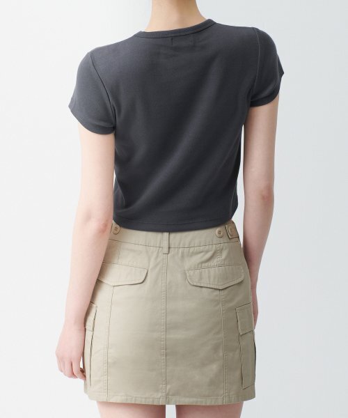 MUSINSA STANDARD WOMAN（ムシンサスタンダードウーマン）の「ウィメンズスリムクロップクルーネックTシャツ[ダークグレー]（Tシャツ/カットソー・レディース・その他・SMALL/MEDIUM/LARGE/X-SMALL）」の5枚目の写真