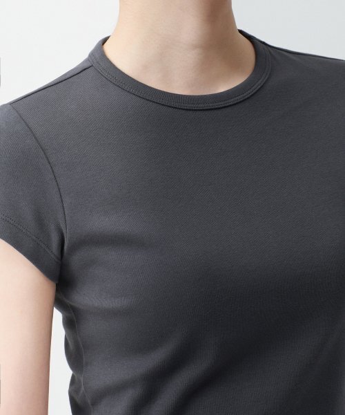 MUSINSA STANDARD WOMAN（ムシンサスタンダードウーマン）の「ウィメンズスリムクロップクルーネックTシャツ[ダークグレー]（Tシャツ/カットソー・レディース・その他・SMALL/MEDIUM/LARGE/X-SMALL）」の6枚目の写真