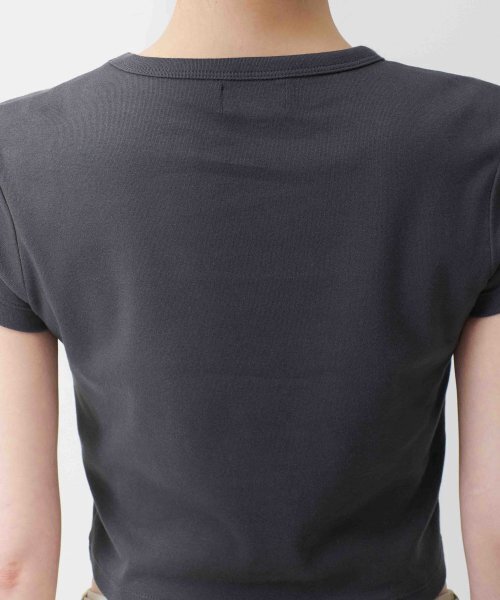 MUSINSA STANDARD WOMAN（ムシンサスタンダードウーマン）の「ウィメンズスリムクロップクルーネックTシャツ[ダークグレー]（Tシャツ/カットソー・レディース・その他・SMALL/MEDIUM/LARGE/X-SMALL）」の7枚目の写真