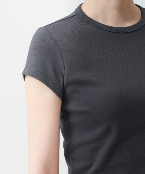 MUSINSA STANDARD WOMAN（ムシンサスタンダードウーマン）の「ウィメンズスリムクロップクルーネックTシャツ[ダークグレー]（Tシャツ/カットソー・レディース・その他・SMALL/MEDIUM/LARGE/X-SMALL）」の8枚目の写真