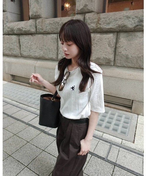 classicalelf(クラシカルエルフ)の「品よく、すっと、毎日に馴染む。オーガニックコットンランダムリブ胸元刺繍Tシャツ(半袖)(Tシャツ/カットソー・レディース・ベージュ/チャコール/ブラック/オフホワイト・LARGE/X-LARGE/MEDIUM/SMALL)」の17枚目の写真