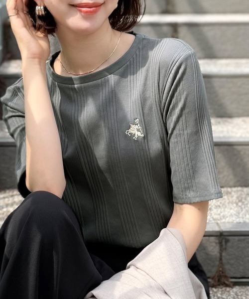 classicalelf(クラシカルエルフ)の「品よく、すっと、毎日に馴染む。オーガニックコットンランダムリブ胸元刺繍Tシャツ(半袖)(Tシャツ/カットソー・レディース・ベージュ/チャコール/ブラック/オフホワイト・LARGE/X-LARGE/MEDIUM/SMALL)」の11枚目の写真