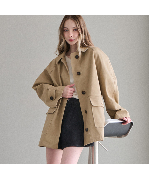 SLOWLOLLI(スローローリ)の「Metal emblem half trench coat(トレンチコート・レディース・Beige/ネイビー・FREE)」の2枚目の写真