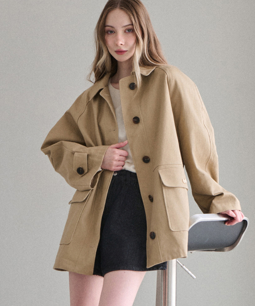 SLOWLOLLI(スローローリ)の「Metal emblem half trench coat(トレンチコート・レディース・Beige/ネイビー・FREE)」の3枚目の写真