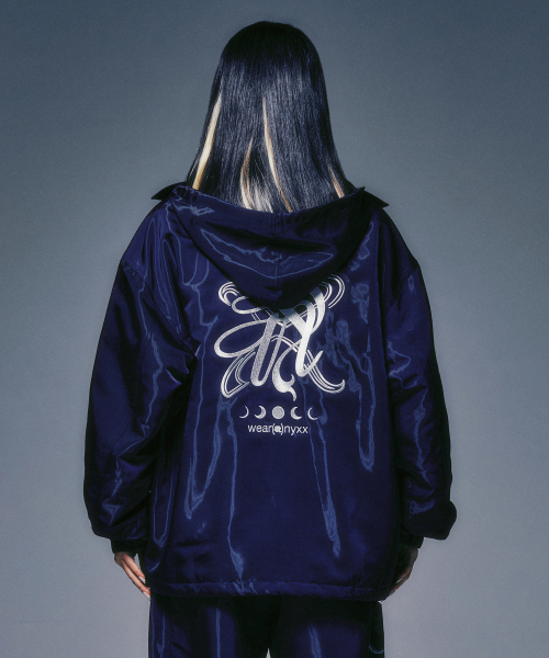 セール】P.O.M EMBLEM HOOD JACKET NAVY（ナイロンジャケット）｜NYXX