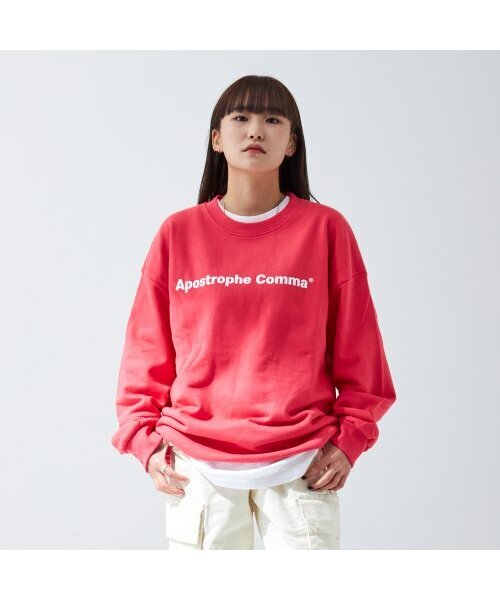 APOSTROPHE COMMA(アポストロフィコンマ)の「ベーシックフルネームロゴスウェットシャツ(ホットピンク/ホワイト)(スウェット・レディース・ピンク・MEDIUM)」の1枚目の写真