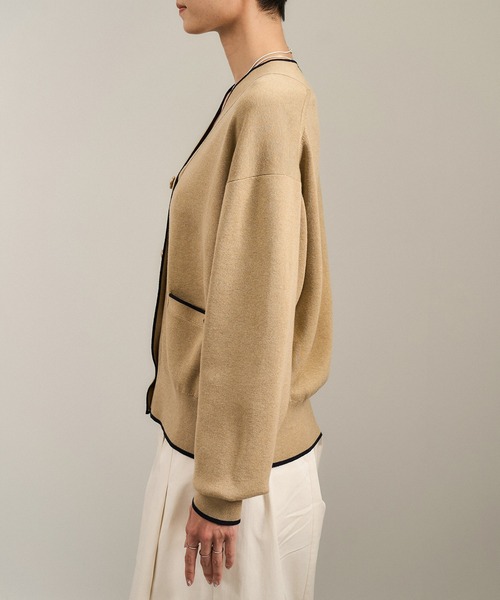 SALON adam et rope'（サロン アダム エ ロペ）の「【WEB限定】メタルボタンスウェットライクラインカーディガン 3[新色追加]（カーディガン/ボレロ・レディース・オフホワイト/サックスブルー/ブルー系その他/ベージュ系その他・FREE）」の5枚目の写真