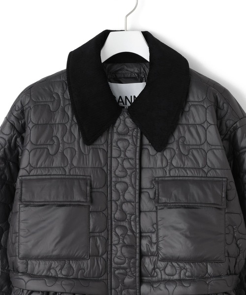 GANNI（ガニー）の「【GANNI(ガニー)】Shiny Quilt Midi Jacket w. Flare（ステンカラーコート・レディース・カーキ/ブラック・M）」の4枚目の写真