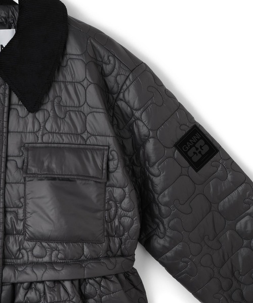 GANNI（ガニー）の「【GANNI(ガニー)】Shiny Quilt Midi Jacket w. Flare（ステンカラーコート・レディース・カーキ/ブラック・M）」の5枚目の写真