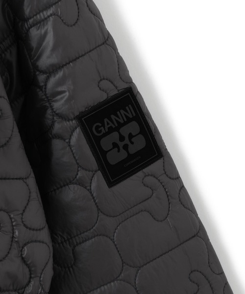 GANNI（ガニー）の「【GANNI(ガニー)】Shiny Quilt Midi Jacket w. Flare（ステンカラーコート・レディース・カーキ/ブラック・M）」の7枚目の写真