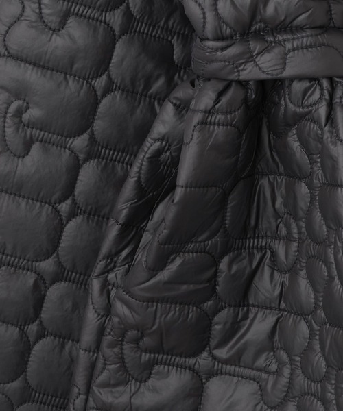 GANNI（ガニー）の「【GANNI(ガニー)】Shiny Quilt Midi Jacket w. Flare（ステンカラーコート・レディース・カーキ/ブラック・M）」の10枚目の写真