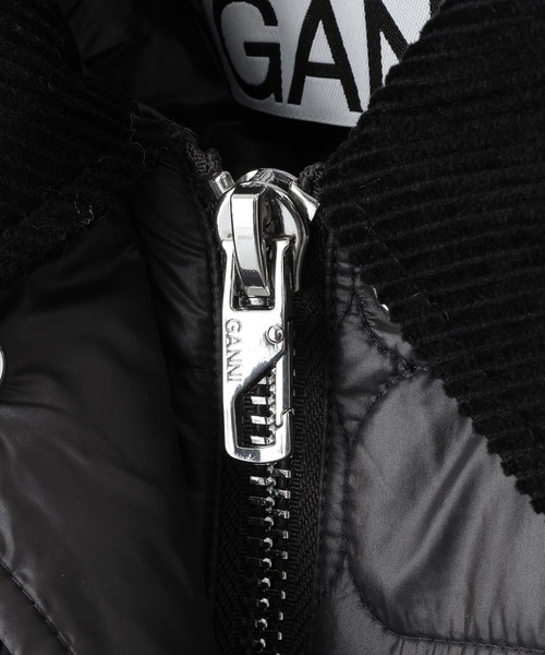 GANNI（ガニー）の「【GANNI(ガニー)】Shiny Quilt Midi Jacket w. Flare（ステンカラーコート・レディース・カーキ/ブラック・M）」の11枚目の写真