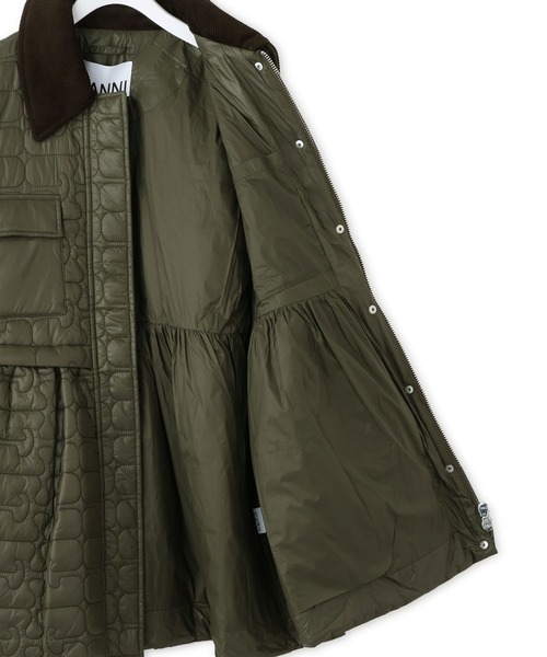 GANNI（ガニー）の「【GANNI(ガニー)】Shiny Quilt Midi Jacket w. Flare（ステンカラーコート・レディース・カーキ/ブラック・M）」の17枚目の写真