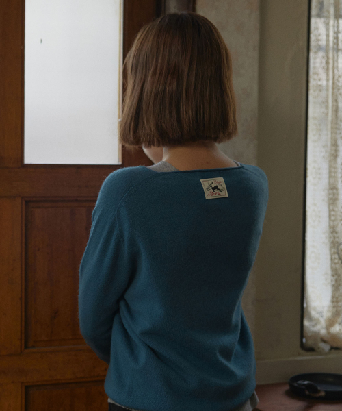 DEARMYDEER(ディアマイディア)の「Essential V-nect knit (Blue)(ニット/セーター・レディース・その他・FREE)」の2枚目の写真
