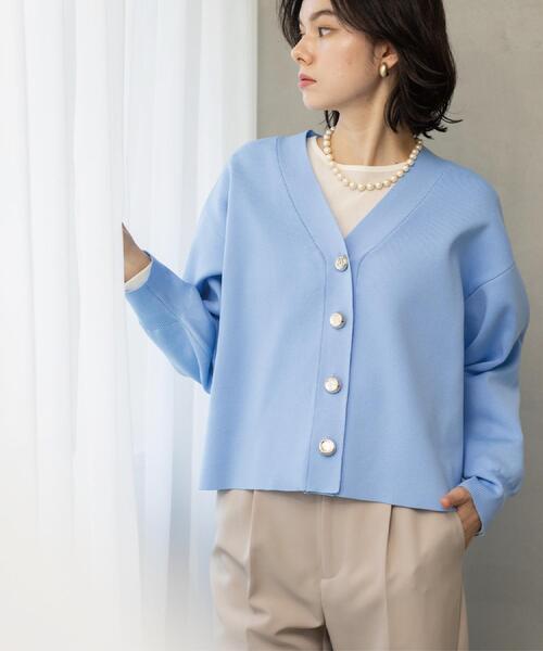 OPAQUE.CLIP（オペークドットクリップ）の「ゴールドビックボタンVネックニットカーディガン【洗濯機OK】（カーディガン/ボレロ・レディース・ライトブルー/チャコールグレー/オフホワイト・40/38/42）」の3枚目の写真