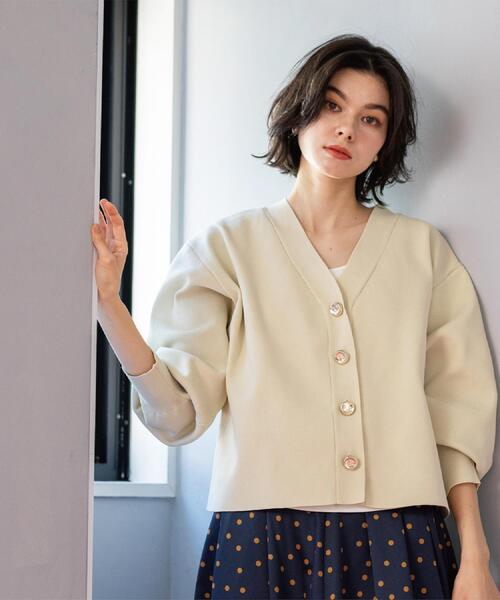 OPAQUE.CLIP（オペークドットクリップ）の「ゴールドビックボタンVネックニットカーディガン【洗濯機OK】（カーディガン/ボレロ・レディース・ライトブルー/チャコールグレー/オフホワイト・40/38/42）」の4枚目の写真
