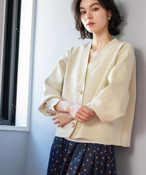 OPAQUE.CLIP（オペークドットクリップ）の「ゴールドビックボタンVネックニットカーディガン【洗濯機OK】（カーディガン/ボレロ・レディース・ライトブルー/チャコールグレー/オフホワイト・40/38/42）」の5枚目の写真