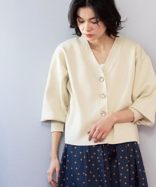 OPAQUE.CLIP（オペークドットクリップ）の「ゴールドビックボタンVネックニットカーディガン【洗濯機OK】（カーディガン/ボレロ・レディース・ライトブルー/チャコールグレー/オフホワイト・40/38/42）」の6枚目の写真