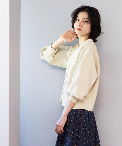 OPAQUE.CLIP（オペークドットクリップ）の「ゴールドビックボタンVネックニットカーディガン【洗濯機OK】（カーディガン/ボレロ・レディース・ライトブルー/チャコールグレー/オフホワイト・40/38/42）」の8枚目の写真