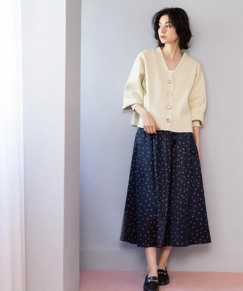 OPAQUE.CLIP（オペークドットクリップ）の「ゴールドビックボタンVネックニットカーディガン【洗濯機OK】（カーディガン/ボレロ・レディース・ライトブルー/チャコールグレー/オフホワイト・40/38/42）」の10枚目の写真