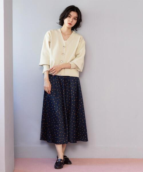 OPAQUE.CLIP（オペークドットクリップ）の「ゴールドビックボタンVネックニットカーディガン【洗濯機OK】（カーディガン/ボレロ・レディース・ライトブルー/チャコールグレー/オフホワイト・40/38/42）」の11枚目の写真