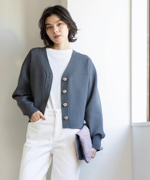 OPAQUE.CLIP（オペークドットクリップ）の「ゴールドビックボタンVネックニットカーディガン【洗濯機OK】（カーディガン/ボレロ・レディース・ライトブルー/チャコールグレー/オフホワイト・40/38/42）」の12枚目の写真