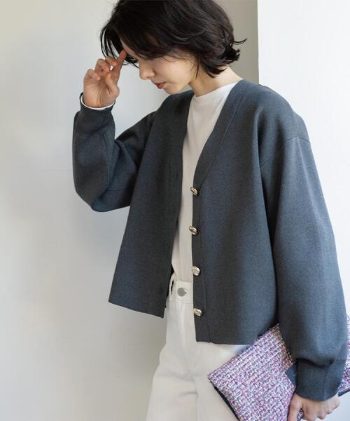 OPAQUE.CLIP（オペークドットクリップ）の「ゴールドビックボタンVネックニットカーディガン【洗濯機OK】（カーディガン/ボレロ・レディース・ライトブルー/チャコールグレー/オフホワイト・40/38/42）」の13枚目の写真