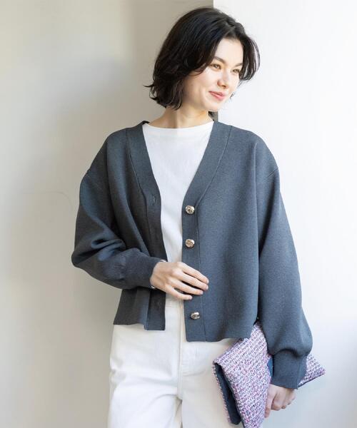 OPAQUE.CLIP（オペークドットクリップ）の「ゴールドビックボタンVネックニットカーディガン【洗濯機OK】（カーディガン/ボレロ・レディース・ライトブルー/チャコールグレー/オフホワイト・40/38/42）」の14枚目の写真