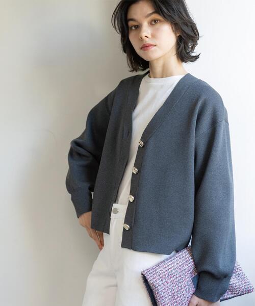 OPAQUE.CLIP（オペークドットクリップ）の「ゴールドビックボタンVネックニットカーディガン【洗濯機OK】（カーディガン/ボレロ・レディース・ライトブルー/チャコールグレー/オフホワイト・40/38/42）」の15枚目の写真