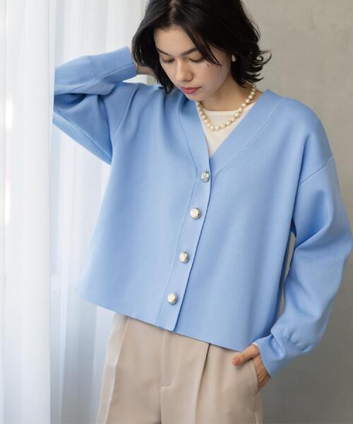 OPAQUE.CLIP（オペークドットクリップ）の「ゴールドビックボタンVネックニットカーディガン【洗濯機OK】（カーディガン/ボレロ・レディース・ライトブルー/チャコールグレー/オフホワイト・40/38/42）」の18枚目の写真