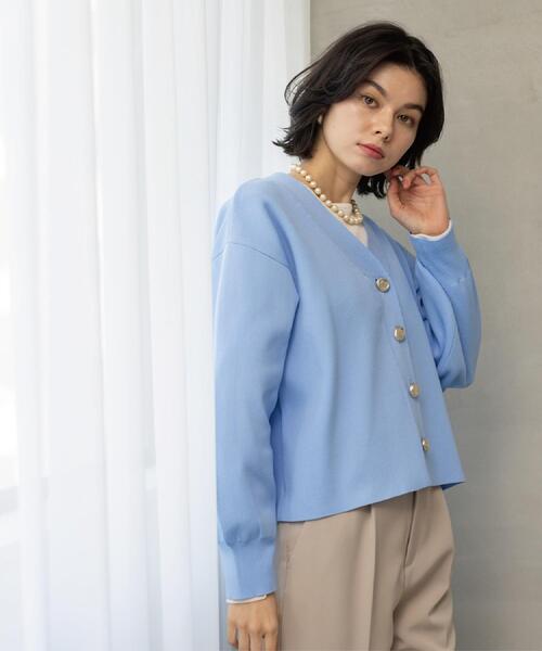 OPAQUE.CLIP（オペークドットクリップ）の「ゴールドビックボタンVネックニットカーディガン【洗濯機OK】（カーディガン/ボレロ・レディース・ライトブルー/チャコールグレー/オフホワイト・40/38/42）」の19枚目の写真