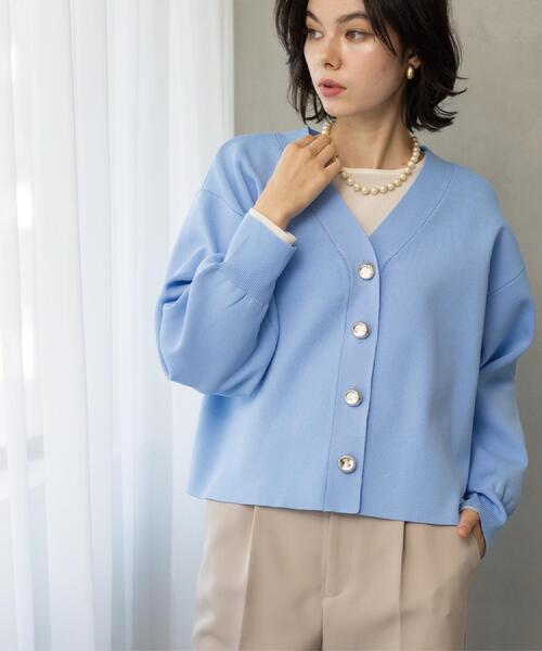 OPAQUE.CLIP（オペークドットクリップ）の「ゴールドビックボタンVネックニットカーディガン【洗濯機OK】（カーディガン/ボレロ・レディース・ライトブルー/チャコールグレー/オフホワイト・40/38/42）」の20枚目の写真