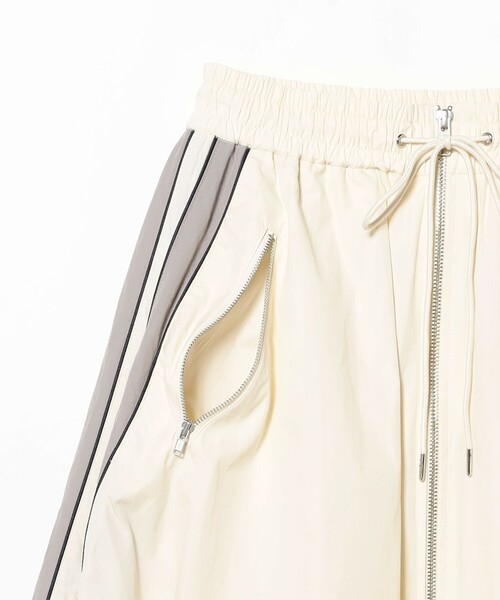 Ray BEAMS(レイビームス)の「サイドライン ギャザー スカート(スカート・レディース・オフホワイト/ブラック・1/0)」の13枚目の写真