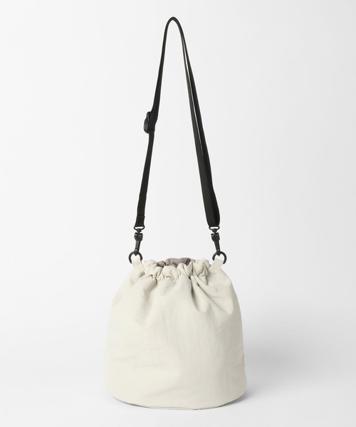 GLOBAL WORK(グローバルワーク)の「ナイロン巾着BAG/636467(ショルダーバッグ・キッズ・アイボリー/カーキ/ブラック・ONE SIZE)」の6枚目の写真