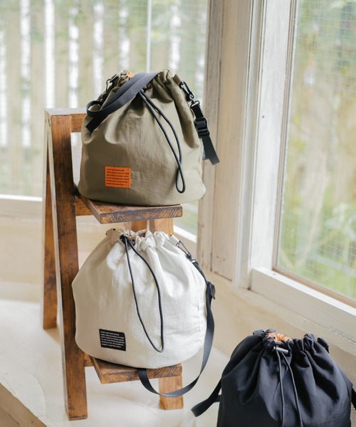 GLOBAL WORK(グローバルワーク)の「ナイロン巾着BAG/636467(ショルダーバッグ・キッズ・アイボリー/カーキ/ブラック・ONE SIZE)」の22枚目の写真