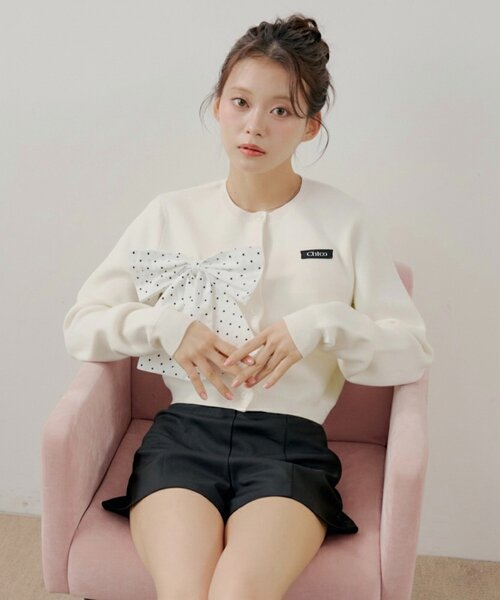 Chico（チコ）の「【セットアップ対応】リボンコンパクトニットカーディガン（カーディガン/ボレロ・レディース・ホワイト系その他2/ブルー系その他2/ピンク/ネイビー/グレー/ブラック系その他2/アイボリー・FREE）」の2枚目の写真