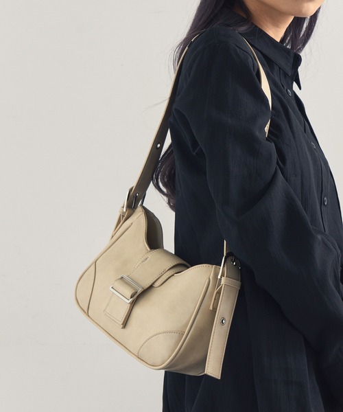 MAGASIN DE MODE Onjna(マガジンデモードオンジェナ )の「【MAGASIN DE MODE Onjna】ハーフムーンベルトバッグ SNBD(ショルダーバッグ・レディース・ブラウン/レッド/アイボリー/ブラック・FREE)」の5枚目の写真