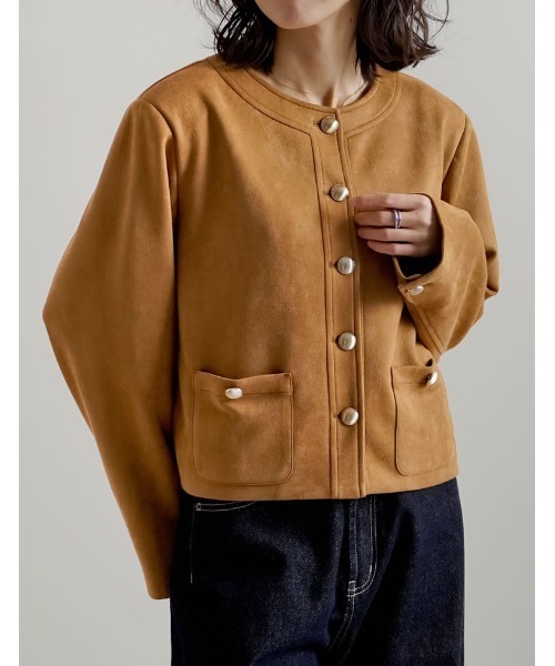 Re:EDIT（リエディ）の「[2026S/S COLLECTION]フェイクスウェードノーカラー金ボタンジャケット（ノーカラージャケット・レディース・アイボリー/ブラウン/キャメル・MEDIUM/LARGE）」の3枚目の写真
